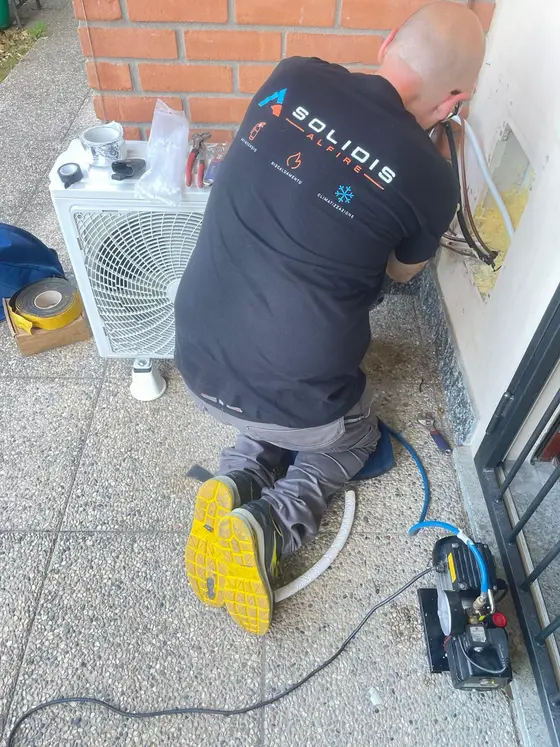 tecnico e pompa vuoto
