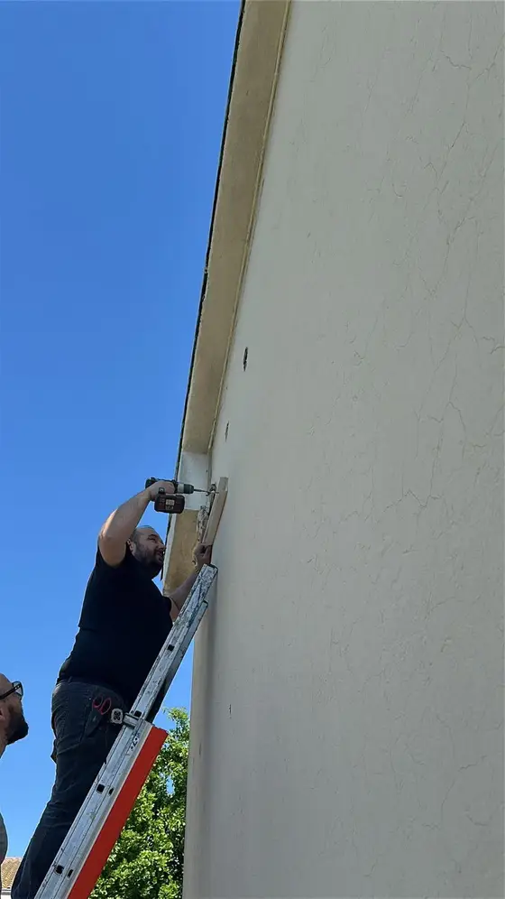 tecnico su scala fora il muro