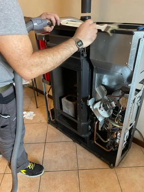 Tecnico aspira cenere